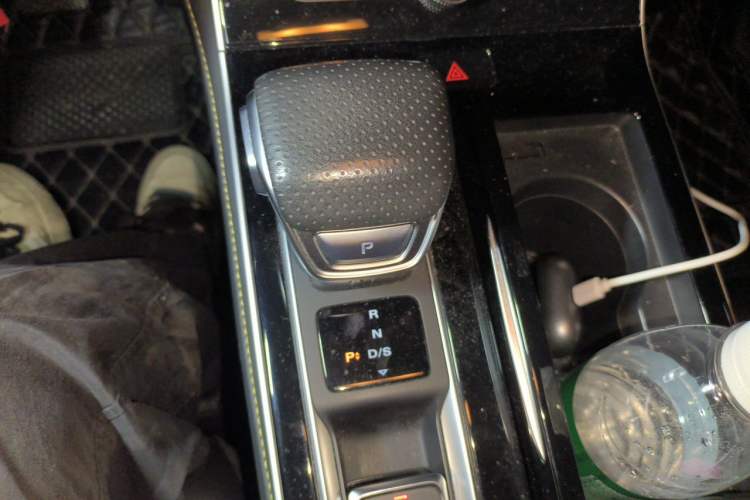 Used Roewe i6 MAX 2020 300TGI Automatic "Swell Cool Smart Drive" Edition Gear Lever