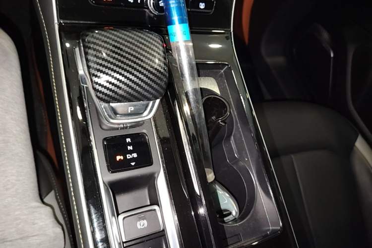 Used Roewe i6 MAX 2020 300TGI Automatic Cool & Stylish Skyroof Edition Gear Lever