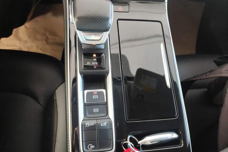 Used Roewe i6 MAX 2020 300TGI Automatic Cool & Stylish Skyroof Edition Gear Lever