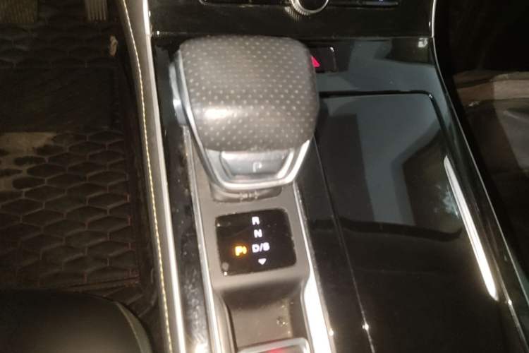Used Roewe i6 MAX 2020 300TGI Automatic "Swell Cool Smart Drive" Edition Gear Lever