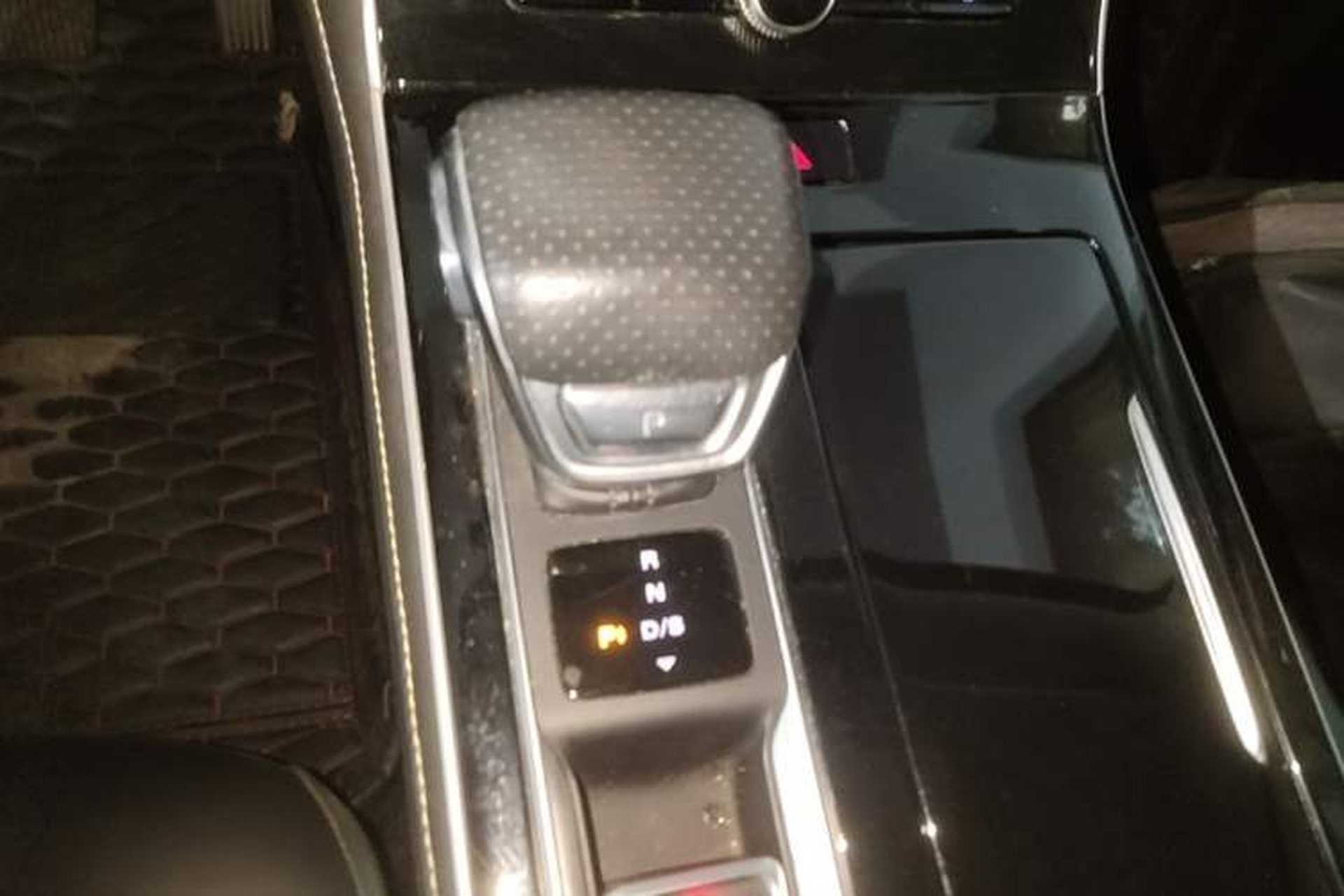 Used Roewe i6 MAX 2020 300TGI Automatic "Swell Cool Smart Drive" Edition Gear Lever