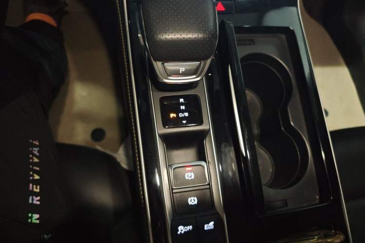 Used Roewe i6 MAX 2020 300TGI Automatic Supreme Edition with Cool Sunroof and Advanced Driving Features Gear Lever