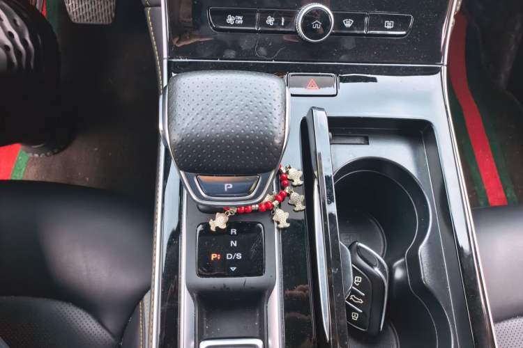 Used Roewe i6 MAX 2020 300TGI Automatic Cool & Stylish Skyroof Edition Gear Lever