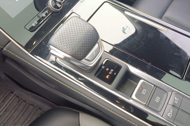 Used Roewe i6 MAX 2020 300TGI Automatic Supreme Edition with Cool Sunroof and Advanced Driving Features Gear Lever