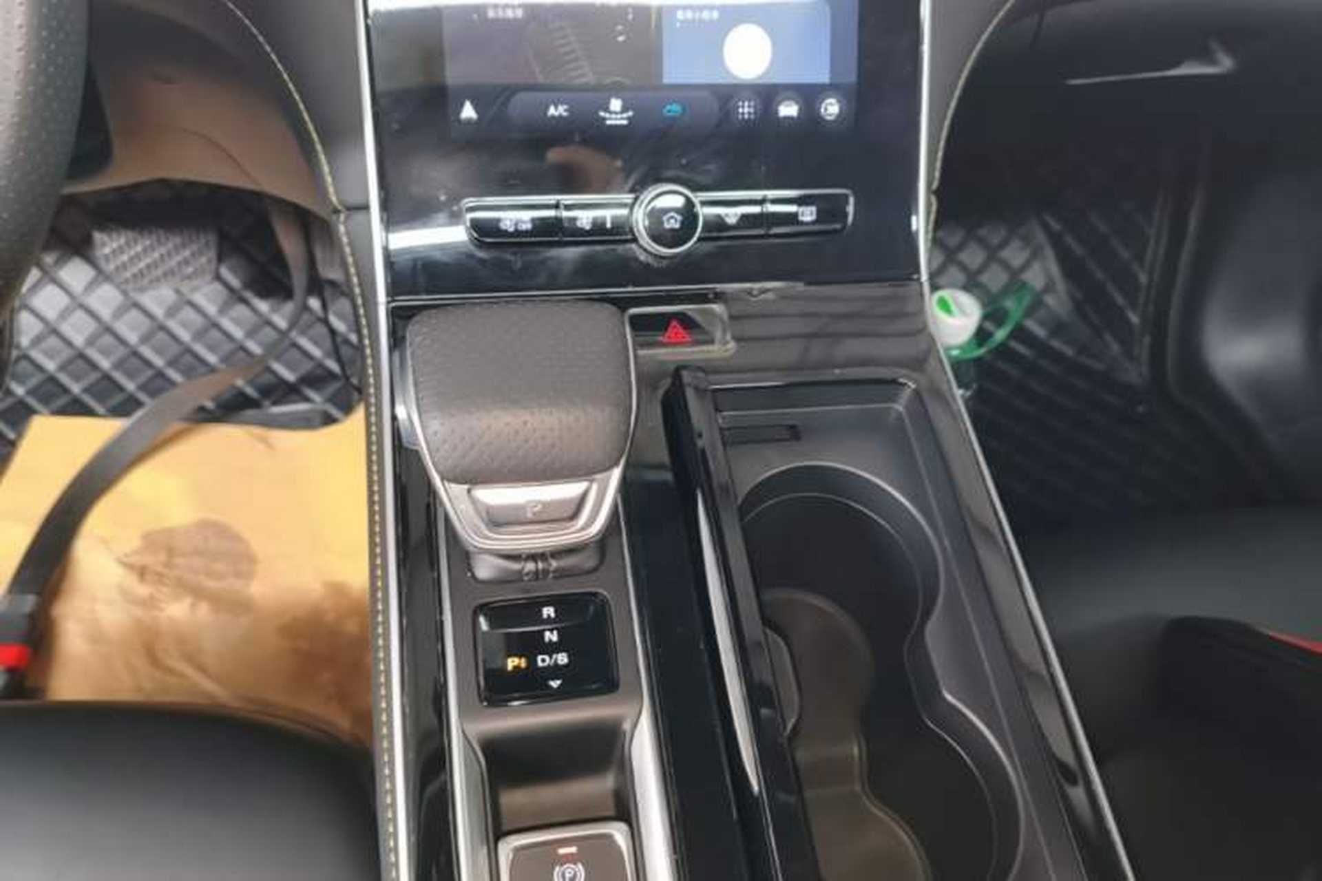 Used Roewe i6 MAX 2020 300TGI Automatic "Swell Cool Smart Drive" Edition Gear Lever