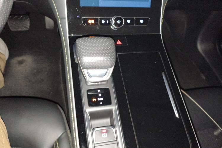 Used Roewe i6 MAX 2020 300TGI Automatic "Swell Cool Smart Drive" Edition Gear Lever