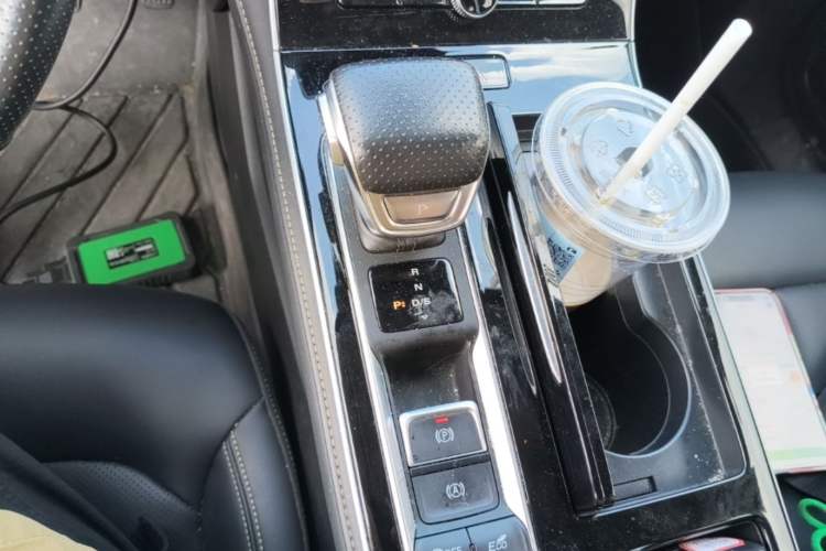 Used Roewe i6 MAX 2020 300TGI Automatic "Swell Cool Smart Drive" Edition Gear Lever