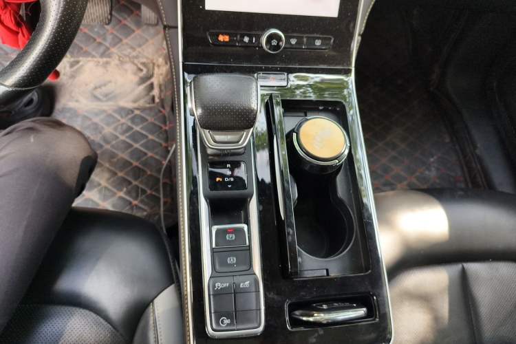 Used Roewe i6 MAX 2020 300TGI Automatic Cool & Stylish Skyroof Edition Gear Lever