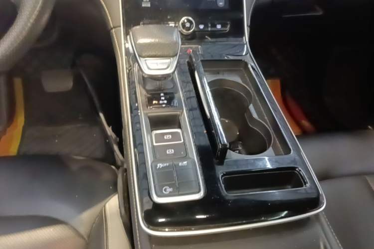 Used Roewe i6 MAX 2020 300TGI Automatic Supreme Edition with Cool Sunroof and Advanced Driving Features Gear Lever