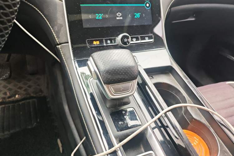 Used Roewe i6 MAX 2020 300TGI Automatic Supreme Edition with Cool Sunroof and Advanced Driving Features Gear Lever