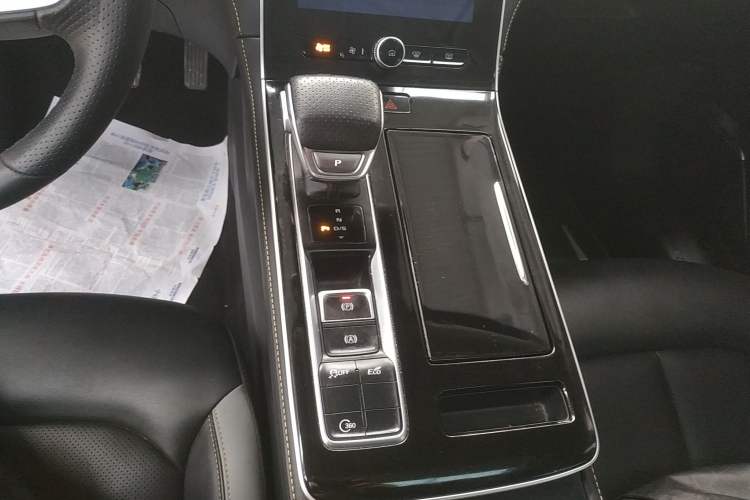 Used Roewe i6 MAX 2020 300TGI Automatic Supreme Edition with Cool Sunroof and Advanced Driving Features Gear Lever