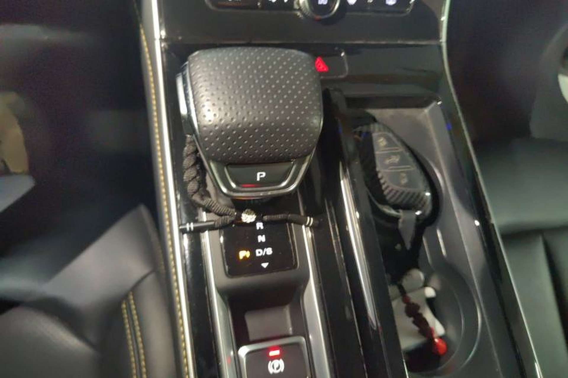 Used Roewe i6 MAX 2020 300TGI Automatic "Swell Cool Smart Drive" Edition Gear Lever