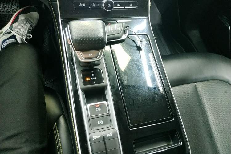 Used Roewe i6 MAX 2020 300TGI Automatic "Swell Cool Smart Drive" Edition Gear Lever