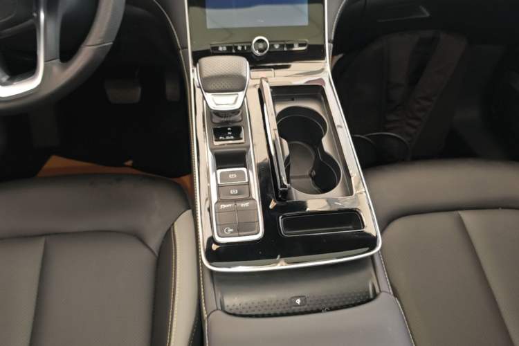 Used Roewe i6 MAX 2020 300TGI Automatic Supreme Edition with Cool Sunroof and Advanced Driving Features Gear Lever