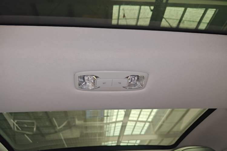 Used Roewe i6 MAX 2020 300TGI Automatic Supreme Edition with Cool Sunroof and Advanced Driving Features Headliner