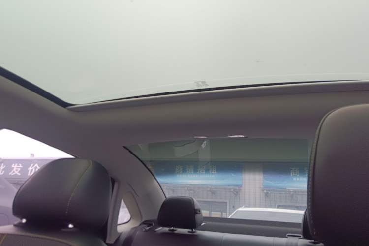 Used Roewe i6 MAX 2020 300TGI Automatic Supreme Edition with Cool Sunroof and Advanced Driving Features Headliner