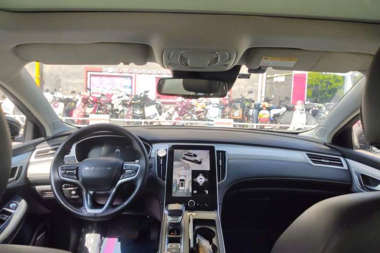 Used Roewe i6 MAX 2020 300TGI Automatic Supreme Edition with Cool Sunroof and Advanced Driving Features Headliner