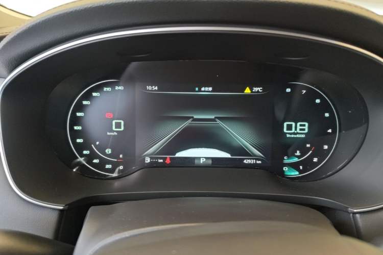 Used Roewe i6 MAX 2020 300TGI Automatic Supreme Edition with Cool Sunroof and Advanced Driving Features Instrument Cluster