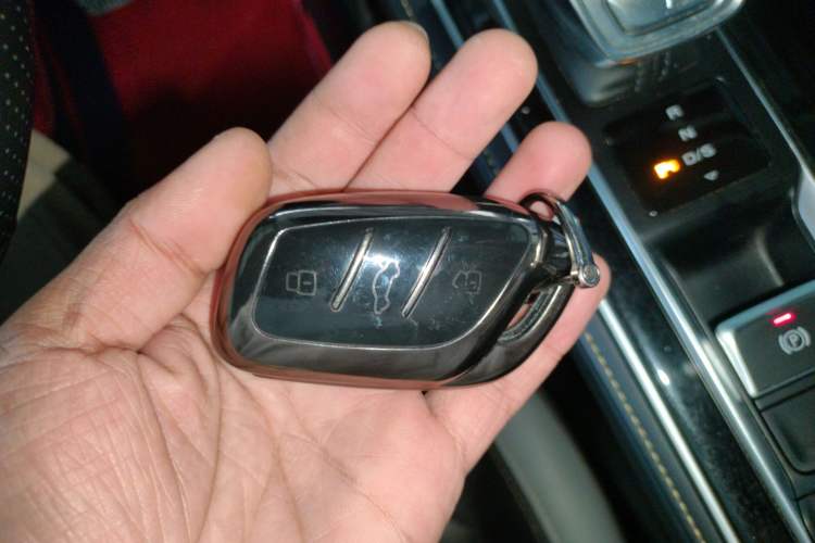 Used Roewe i6 MAX 2020 300TGI Automatic Supreme Edition with Cool Sunroof and Advanced Driving Features Interior 1