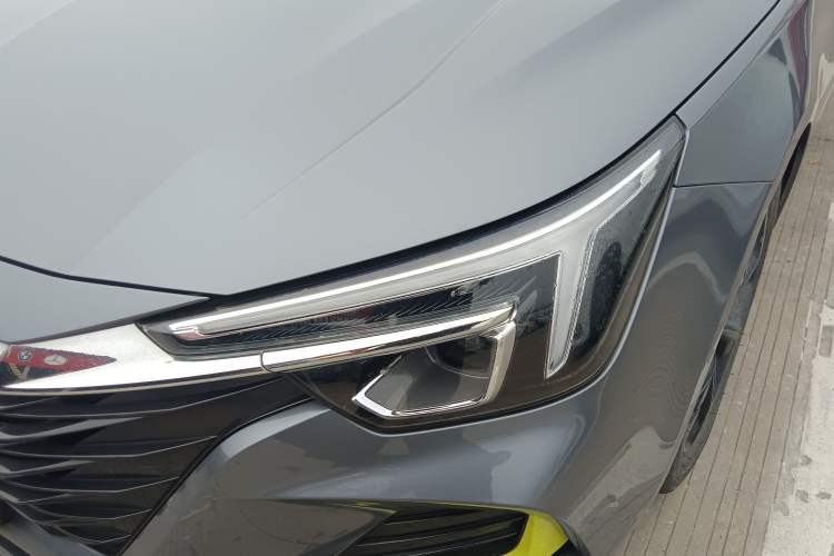 Used Roewe i6 MAX 2020 300TGI Automatic Supreme Edition with Cool Sunroof and Advanced Driving Features Left Front Headlight