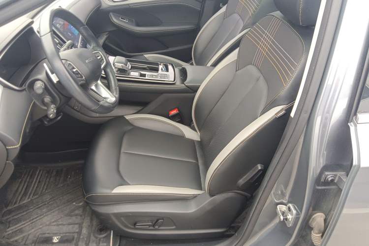 Used Roewe i6 MAX 2020 300TGI Automatic Supreme Edition with Cool Sunroof and Advanced Driving Features Left Front Seat