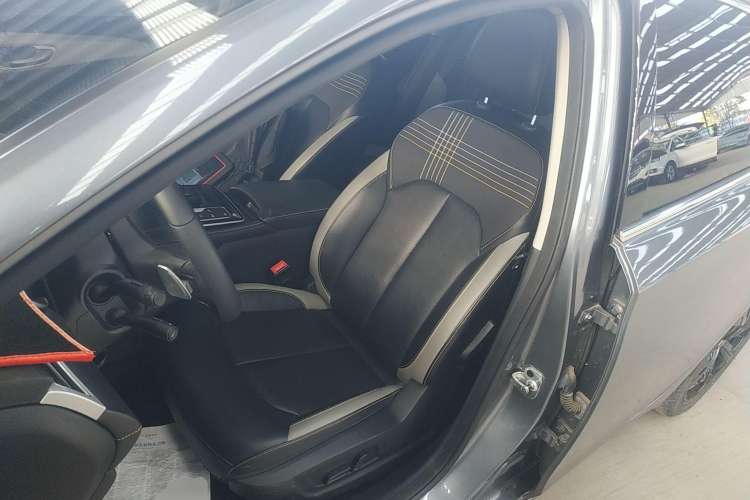 Used Roewe i6 MAX 2020 300TGI Automatic Supreme Edition with Cool Sunroof and Advanced Driving Features Left Front Seat