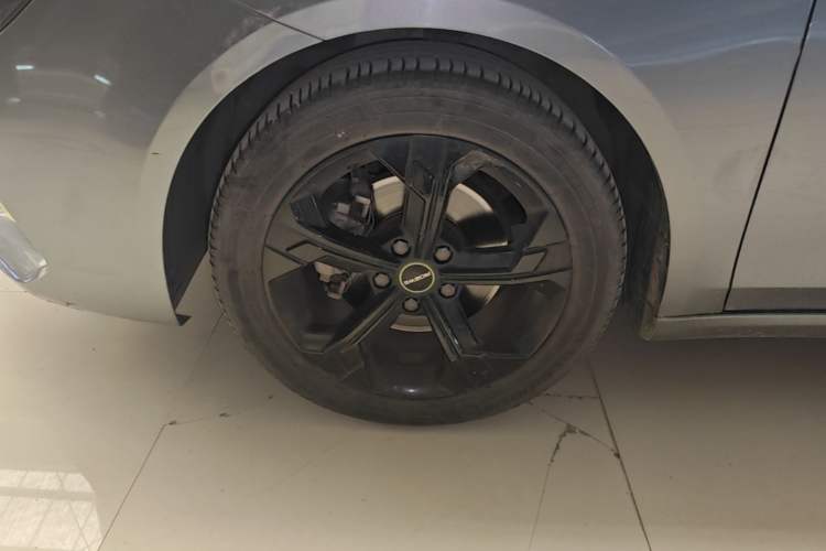 Used Roewe i6 MAX 2020 300TGI Automatic Supreme Edition with Cool Sunroof and Advanced Driving Features Left Front Wheel Hub