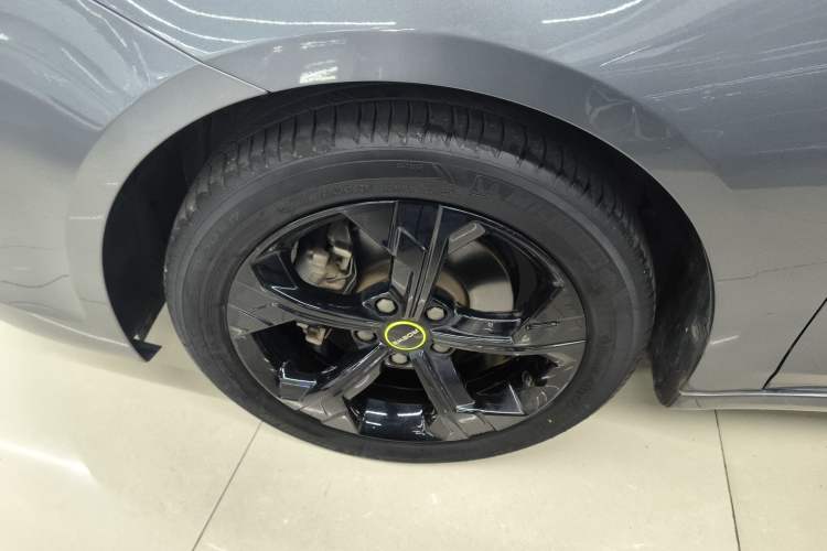 Used Roewe i6 MAX 2020 300TGI Automatic "Swell Cool Smart Drive" Edition Left Front Wheel Hub