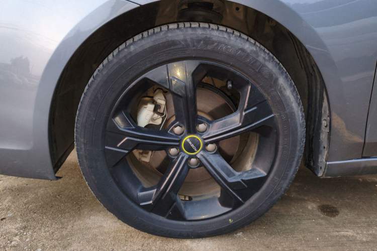 Used Roewe i6 MAX 2020 300TGI Automatic "Swell Cool Smart Drive" Edition Left Front Wheel Hub