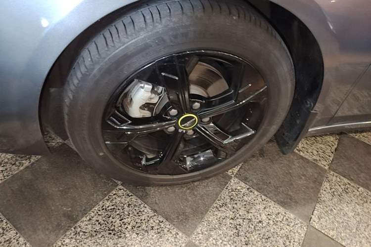 Used Roewe i6 MAX 2020 300TGI Automatic Cool & Stylish Skyroof Edition Left Front Wheel Hub