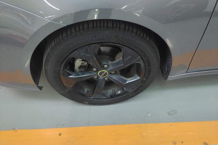 Used Roewe i6 MAX 2020 300TGI Automatic "Swell Cool Smart Drive" Edition Left Front Wheel Hub