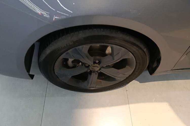 Used Roewe i6 MAX 2020 300TGI Automatic Supreme Edition with Cool Sunroof and Advanced Driving Features Left Front Wheel Hub