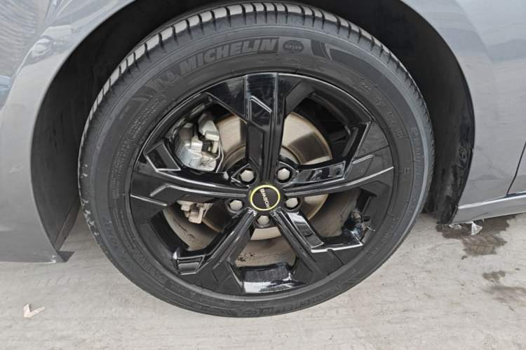 Used Roewe i6 MAX 2020 300TGI Automatic Supreme Edition with Cool Sunroof and Advanced Driving Features Left Front Wheel Hub
