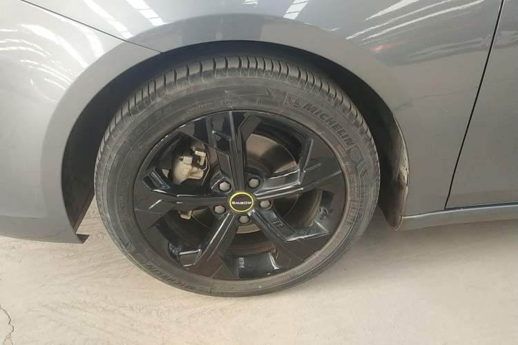 Used Roewe i6 MAX 2020 300TGI Automatic Supreme Edition with Cool Sunroof and Advanced Driving Features Left Front Wheel Hub