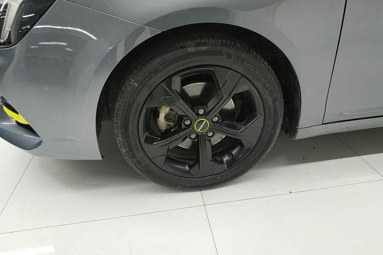 Used Roewe i6 MAX 2020 300TGI Automatic "Swell Cool Smart Drive" Edition Left Front Wheel Hub