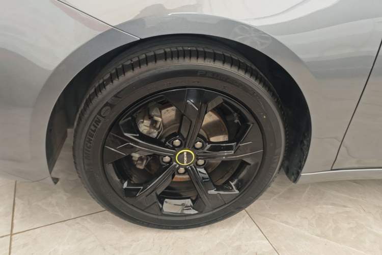 Used Roewe i6 MAX 2020 300TGI Automatic Supreme Edition with Cool Sunroof and Advanced Driving Features Left Front Wheel Hub