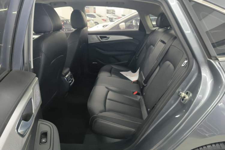 Used Roewe i6 MAX 2020 300TGI Automatic "Swell Cool Smart Drive" Edition Left Rear Seat