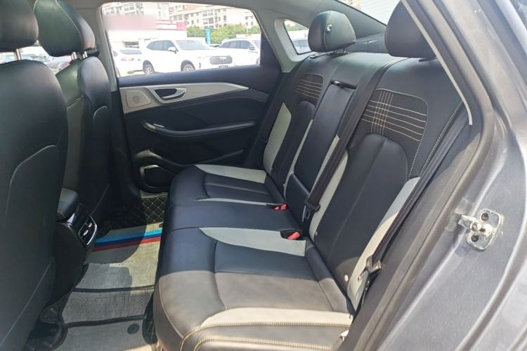 Used Roewe i6 MAX 2020 300TGI Automatic Supreme Edition with Cool Sunroof and Advanced Driving Features Left Rear Seat