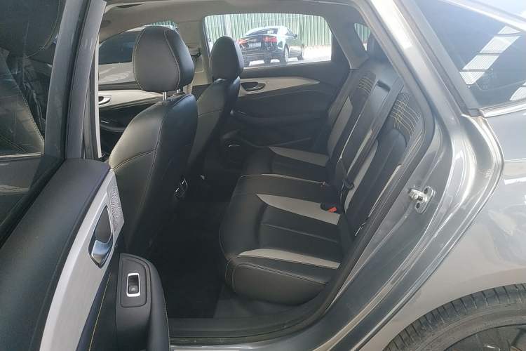 Used Roewe i6 MAX 2020 300TGI Automatic Supreme Edition with Cool Sunroof and Advanced Driving Features Left Rear Seat