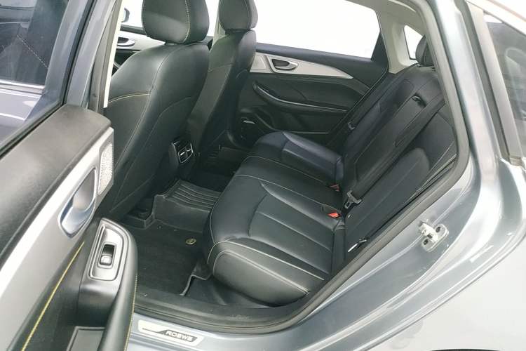 Used Roewe i6 MAX 2020 300TGI Automatic "Swell Cool Smart Drive" Edition Left Rear Seat