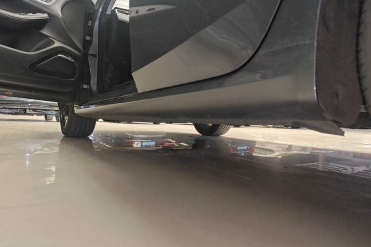 Used Roewe i6 MAX 2020 300TGI Automatic Supreme Edition with Cool Sunroof and Advanced Driving Features Left Side Sill