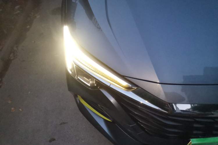 Used Roewe i6 MAX 2020 300TGI Automatic Cool & Stylish Skyroof Edition Right Front Headlight