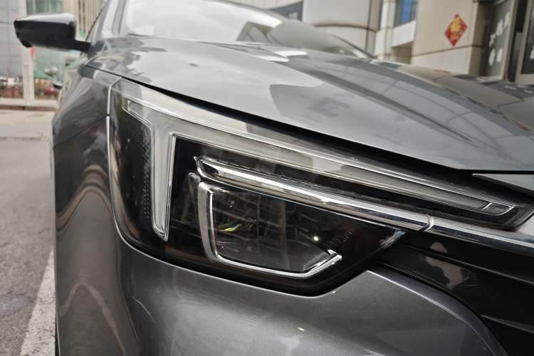 Used Roewe i6 MAX 2020 300TGI Automatic "Swell Cool Smart Drive" Edition Right Front Headlight