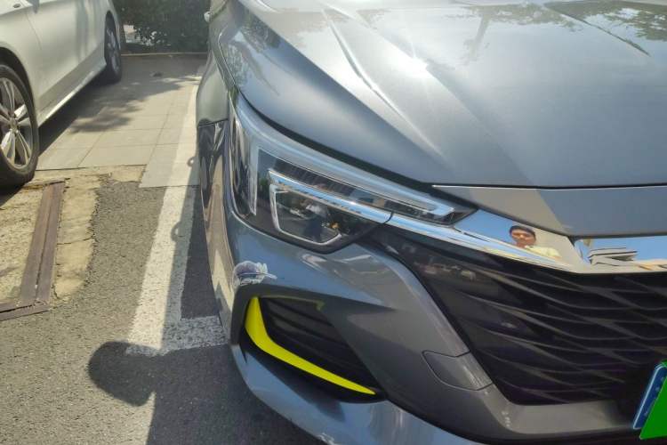 Used Roewe i6 MAX 2020 300TGI Automatic Supreme Edition with Cool Sunroof and Advanced Driving Features Right Front Headlight