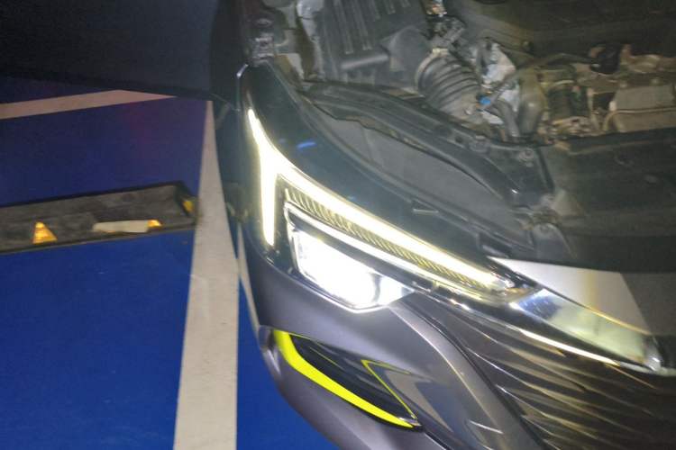 Used Roewe i6 MAX 2020 300TGI Automatic "Swell Cool Smart Drive" Edition Right Front Headlight
