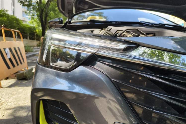 Used Roewe i6 MAX 2020 300TGI Automatic Cool & Stylish Skyroof Edition Right Front Headlight