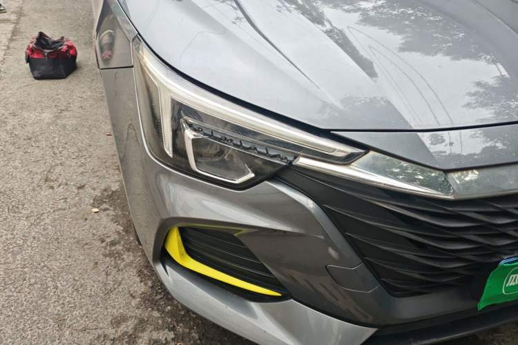 Used Roewe i6 MAX 2020 300TGI Automatic Supreme Edition with Cool Sunroof and Advanced Driving Features Right Front Headlight