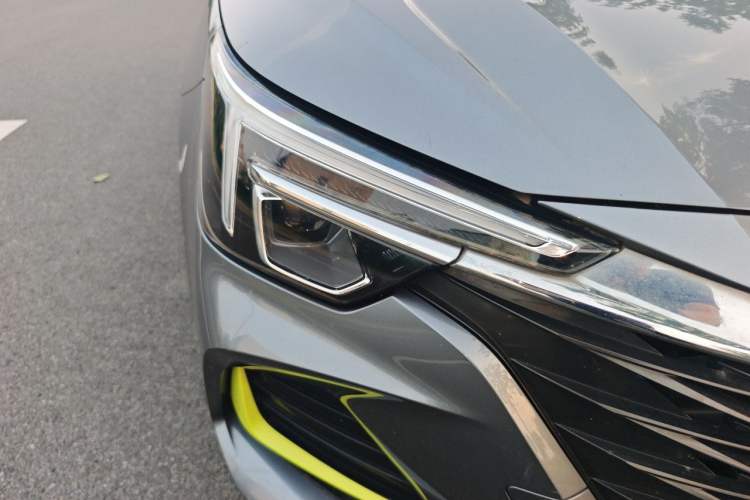 Used Roewe i6 MAX 2020 300TGI Automatic "Swell Cool Smart Drive" Edition Right Front Headlight