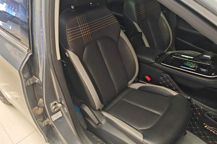 Used Roewe i6 MAX 2020 300TGI Automatic Supreme Edition with Cool Sunroof and Advanced Driving Features Right Front Seat