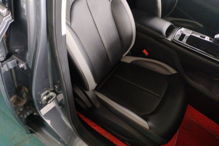 Used Roewe i6 MAX 2020 300TGI Automatic Supreme Edition with Cool Sunroof and Advanced Driving Features Right Front Seat